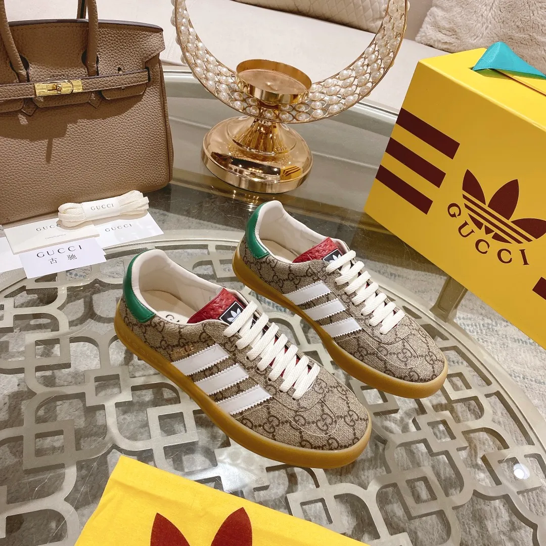 👟👟Ex-factory price 520👟👟Gucci&adidas joint limited edition couple's sneakers. A super nice joint casual sneaker with rich and bold colors! It showed everyone a completely different charm from the past! Combining retro style and youthful sports style to create a new aesthetic! Vitality yet stylish at the same time! ! Upper - made of cowhide, cowhide, cloth. Lining - sheepskin lining for foot pads. Sole - original open-molded beef tendon non-slip and wear-resistant outsole. Size: 35-47 (couple style)